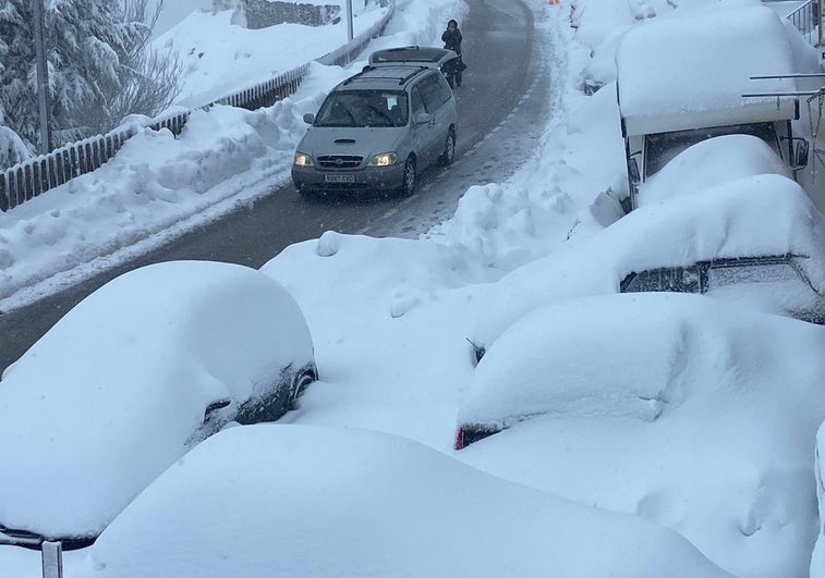 La imagen de los coches sepultados por la nieve con la que amanece Sierra Nevada